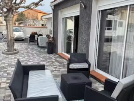 deux maisons séparées sur une surface un extérieur de 670 m² .parfait pour une grande fami