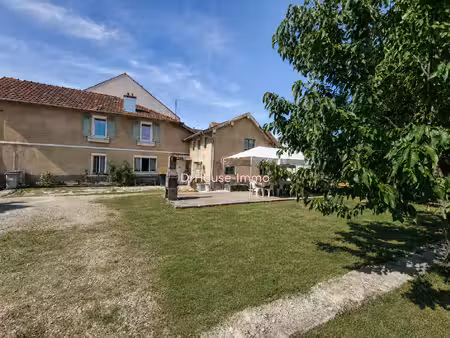 maison mitoyenne de 130 m² habitables posée sur un terrain clos d'environ 5 ares.