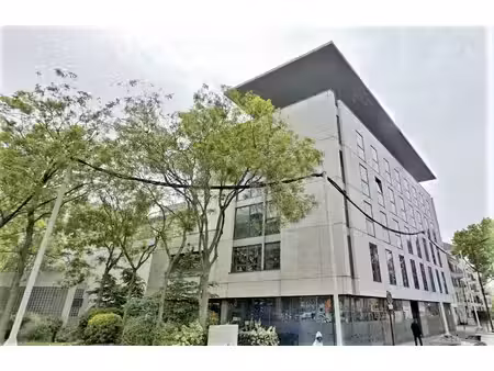 location local professionnel 2 946m²