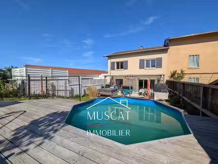 four - maison mitoyenne - 4 chambres - cave - piscine - terrasses - jardin