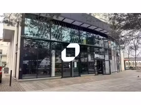 location commerce 173m²