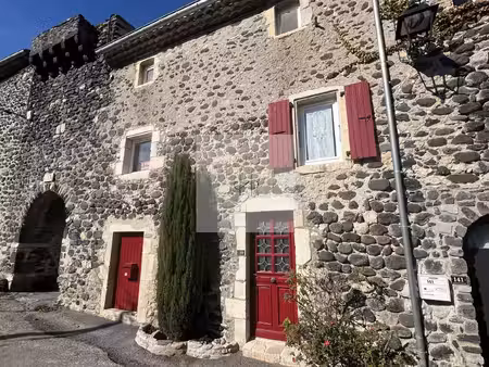 spacieuse bâtisse en pierres