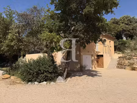 villa avec piscine dans un environnement calme et verdoyant à r