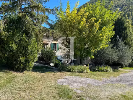 mas avec un cadre verdoyant et terrain dans la région de nyons