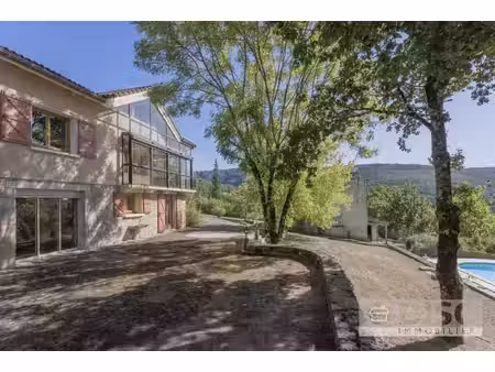 belle propriété avec piscine et dépendance et vues à distance de marche de...