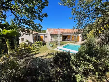 villa avec piscine nichée dans un écrin de verdure à rochegud