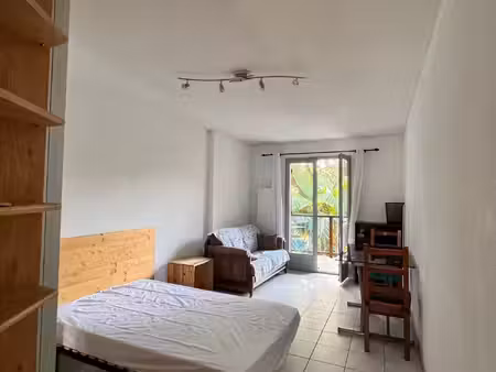 jolie studio meublé