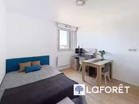à vendre  studio rénové de 18 5 m²   lyon 8  résidence étudiante  libre d'occupation