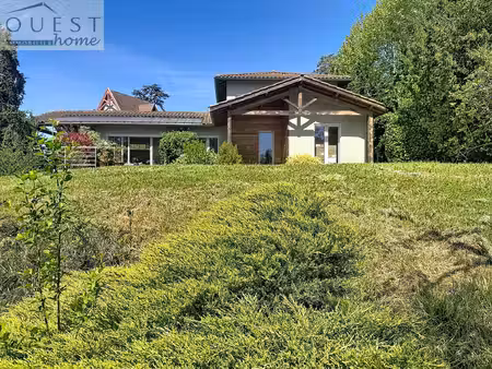 belle maison d'architecte de 152m2 surplombant le village de charbonnières
