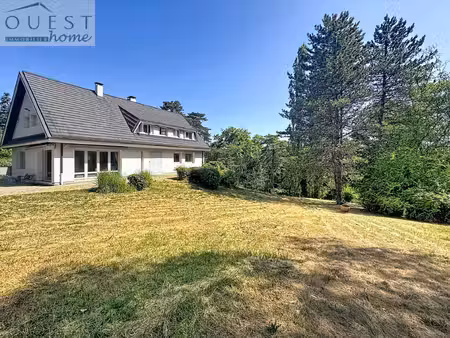 belle maison familiale au cœur d'un environnement verdoyant à charbonnières-les-bains