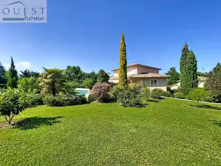 maison familiale au calme  jardin arboré et piscine
