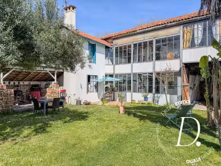 superbe maison de ville avec grand garage  dépendance et magnif