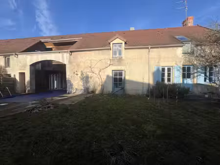 maison familiale à vernuche varennes-vauzelles  située dans le département de la niévre.
