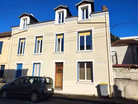 immeuble composé de 5 appartements - 1 f1  2 f2  1f3  1f4  cour