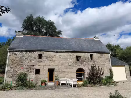 ancien prsbytère dans la campagne de kergrist moelou à 167 000 €