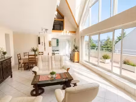 entre maison et appartement : un duplex d’exception avec grande terrasse