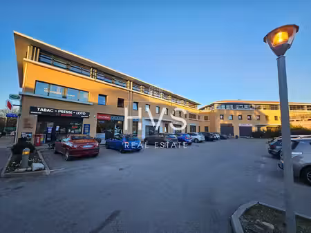 location local professionnel 813m²