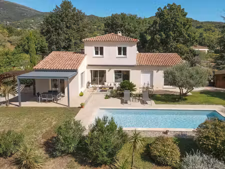 villa lumineuse orientée sud avec 4 chambres  espace jeux et plans de vie de plain-pied