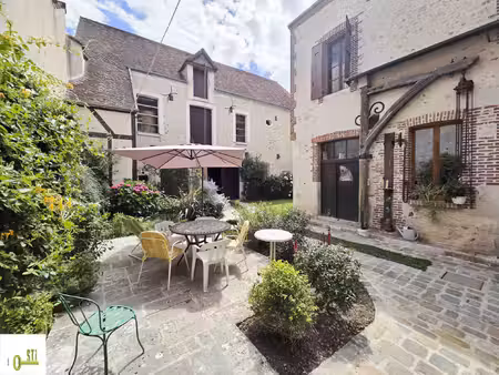 maison de bourg avec 550m2 de dépendances et cour