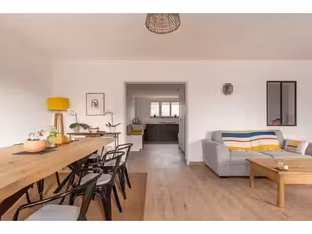 lumineux appartement avec stationnements