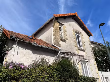 maison des années 30 à rafraichir  dans le quartier privilégié du jardin parisien.