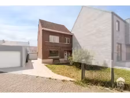 maison à rénover entièrement avec 4 chambres et garage