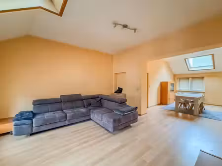 découvrez ce bel appartement situé au centre d'auvelais !