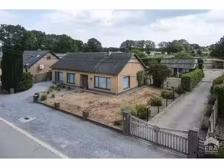 maison spacieuse avec jardin et grand hangar