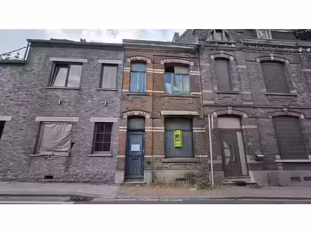 maison à restaurer  à moitié éffondrée + garage effondré