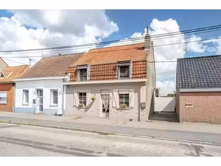 charmante maison 3 façades avec un passage latéral et un jar