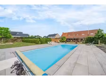 maison de caractère avec piscine et espace professionnel