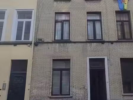 super studio avec terrasse à ixelles (à rénover)