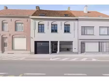 grande maison familiale avec jardin au centre