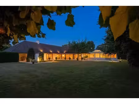 magnifique villa entourée de verdure avec espace bien-être p