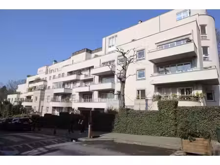 vaste studio avec garage inclus au calme et libre de suite