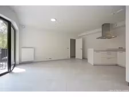 a proximité de la maison communale d'uccle  gare et du ring
