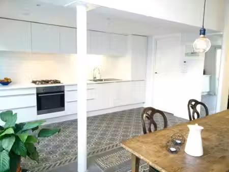 agréable duplex 2 chambres avec jolie cour