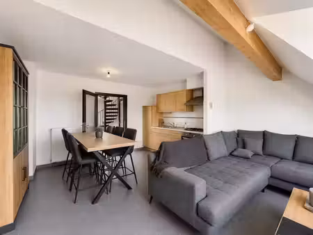 bel appartement duplex avec 2 chambres avec emplacement de p