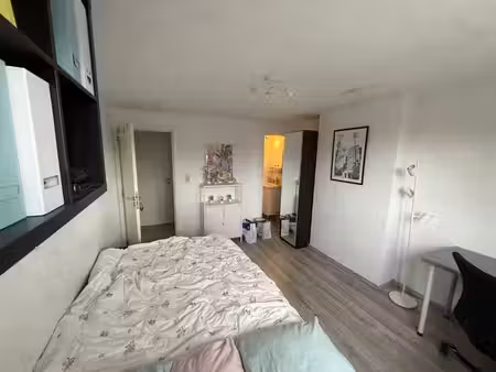 chambre meublée lavabo. étudiant