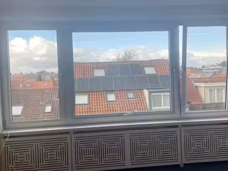 beau studio lumineux à uccle non meublé