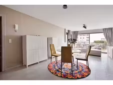 gelijkvloers appartement met terras en eigen parkeerplaats