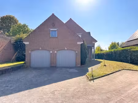 propriété spacieuse située au calme  avec un étang de baigna