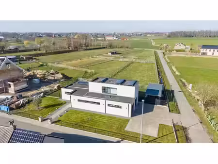 villa récente avec prés sur un grand terrain.