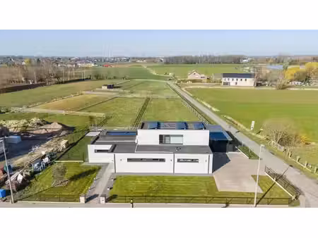 villa récente avec prés sur un grand terrain.