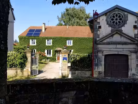 ancien presbytère du xixe siècle avec chapelle indépendante