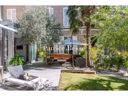au centre-ville d'amiens  dans une rue calme  une maison bourgeoise du 19e s. avec jardin.