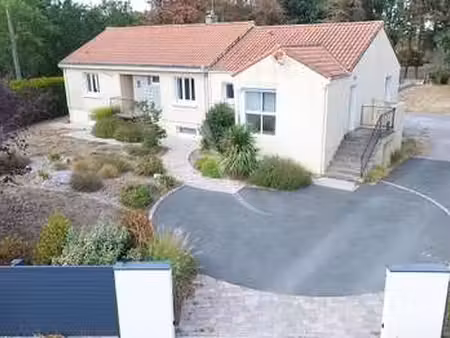 vente maison piscine au poiré-sur-vie (85170) : à vendre piscine / 150m² le poiré-sur-vie