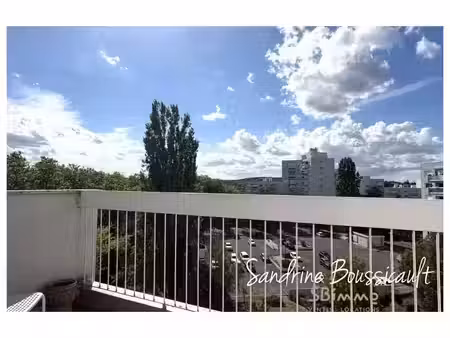 dernier étage pour ce studio à l'exposition ouest d'une surface de 36 m² + balcon de 5 50 