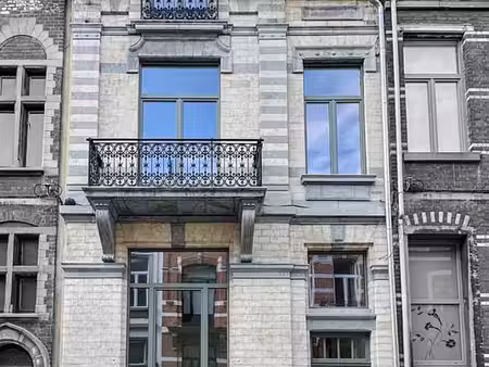 duplex de trois chambres dans une maison de maître!