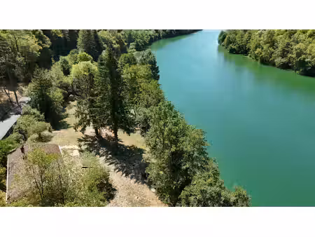 exclusivité – maison en bord de rivière d’ain avec accès direct et ponton pour bateau
